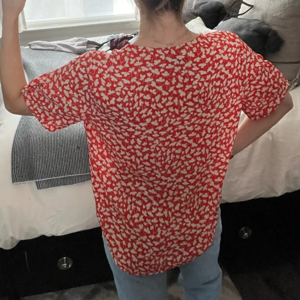 Red Floral Printed V-Neck Buttondown Blouse - Image 5