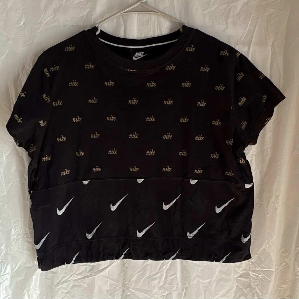 Nike Womens Sportswear Metallic Allover Logo Cropped Tee Sz Large Black Gold - Image 2