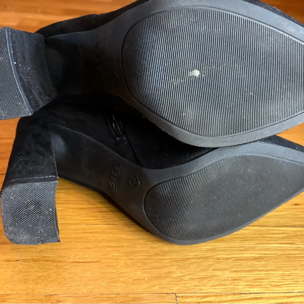 Rouge Helium Black Heeled Boots with Gold Chain luxury detail. - Image 5