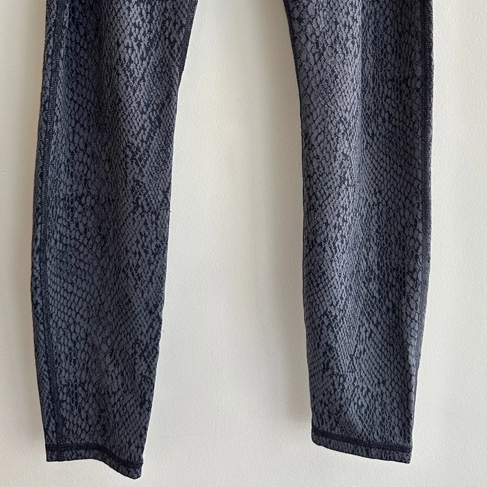 All In Motion Women's Snake Print Jacquard Leggings, Dark Grey, Size Medium - Image 8