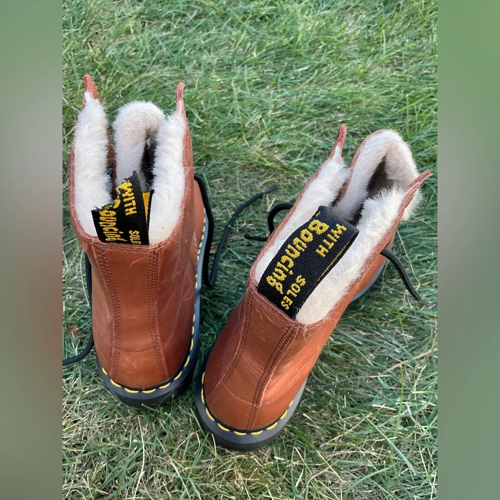 Warm Dr.MARTENS fur lined boots 🥾🥾 - Image 7