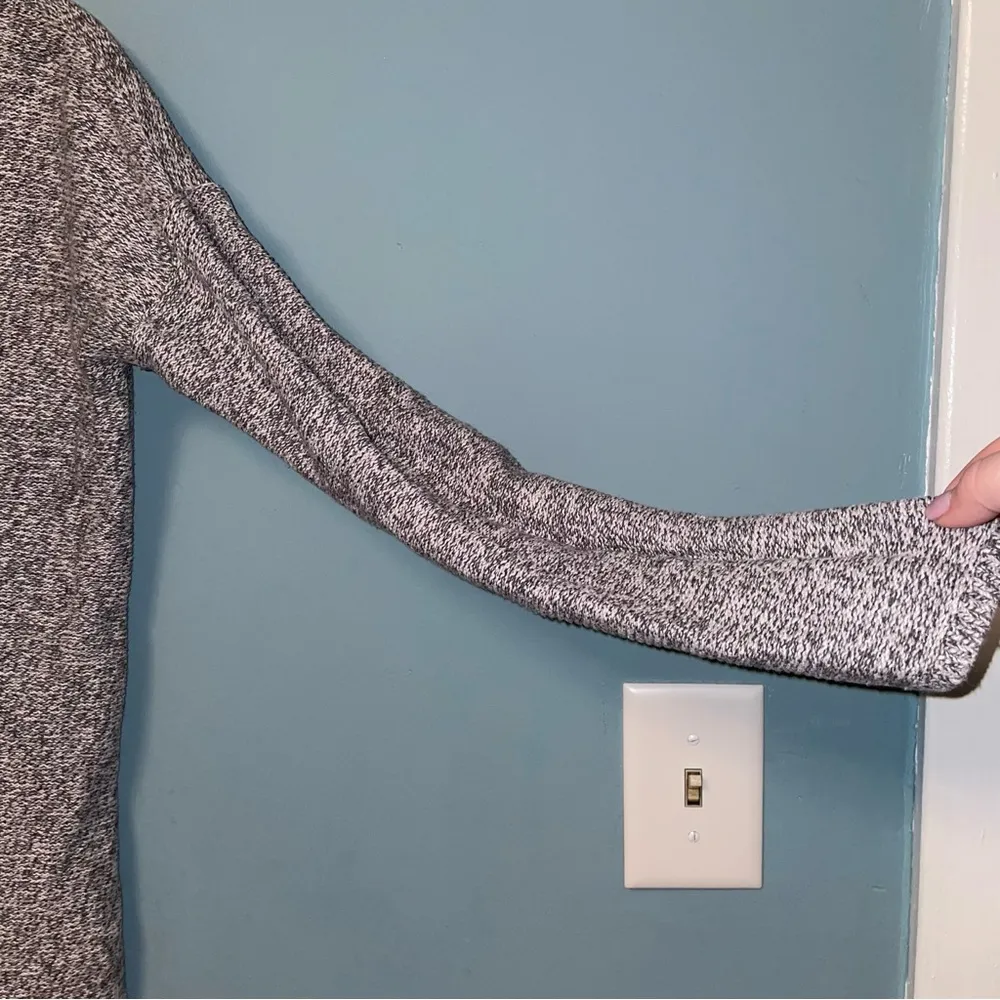 Old Navy V-Neck Cotton Heathered Gray Sweater Size Small - Image 4