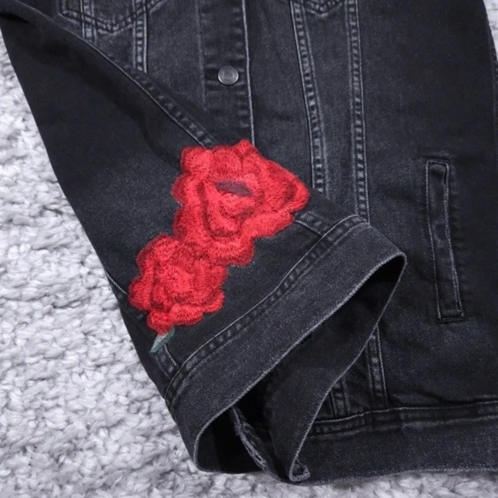 American Eagle Denim Jacket Oversized Embroidered Floral Rose Black Red Size XS - Image 10
