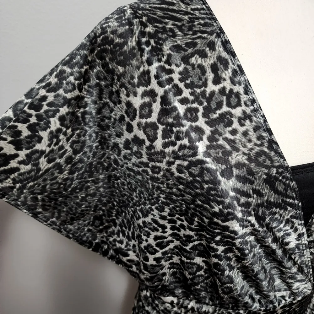 Rampage leopard print ruched dolman sleeve blouse size medium - Image 2