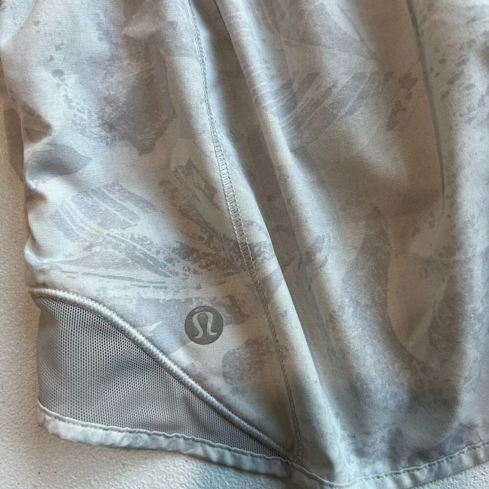 Lululemon  Hotty Hot Short Low Rise *2.5" Mini Tropical Shadow Starlight Size 6 - Image 3