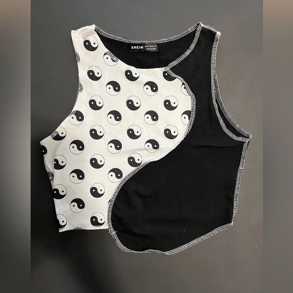 YING YANG Black & White Sleeveless Summer Y2K Tank Top Women’s Sz S Vintage EUC - Image 5
