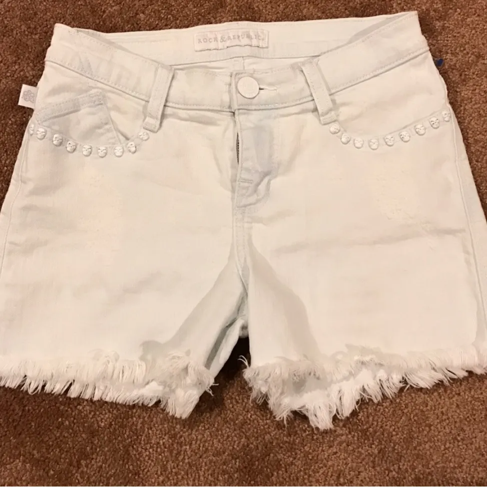 Rock & Republic White Jean Shorts with Frayed‎ Hem size 8 (254) - Image 3