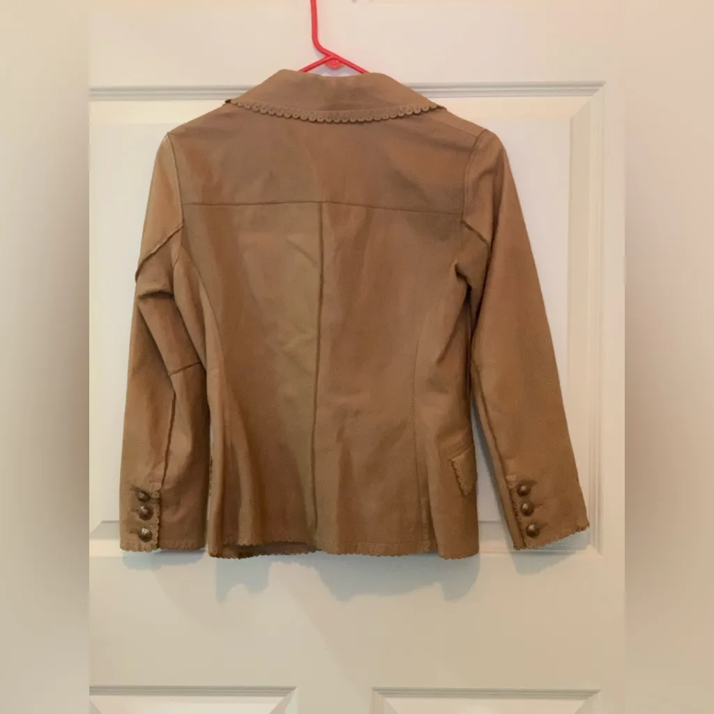 Vintage Cache Tan Women's 100% Lamb Leather Scalloped Blazer.       Size—4 - Image 4