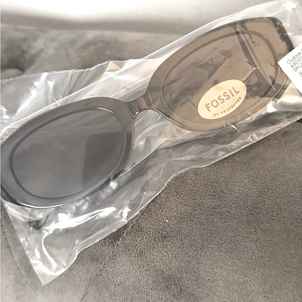 Fossil Unisex Black Slim Oval Sunglasses - Image 7