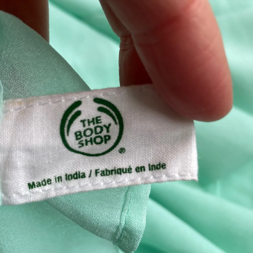 4/$20 41”x64” The Body Shop Sheer Sarong with Pouch Mint Green Size undefined - Image 3