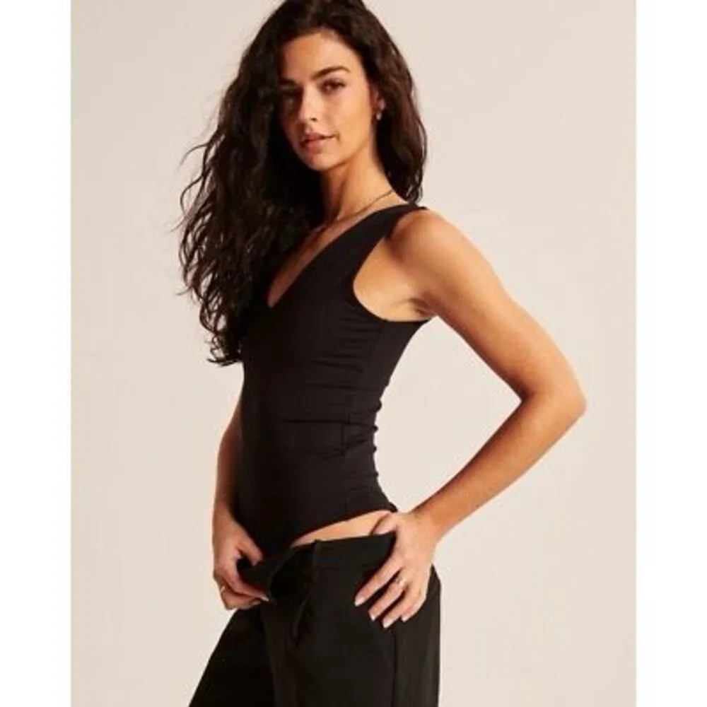 ✨Abercrombie & Fitch Seamless Fabric V- Neck Black Sz Large Bodysuit✨ - Image 2