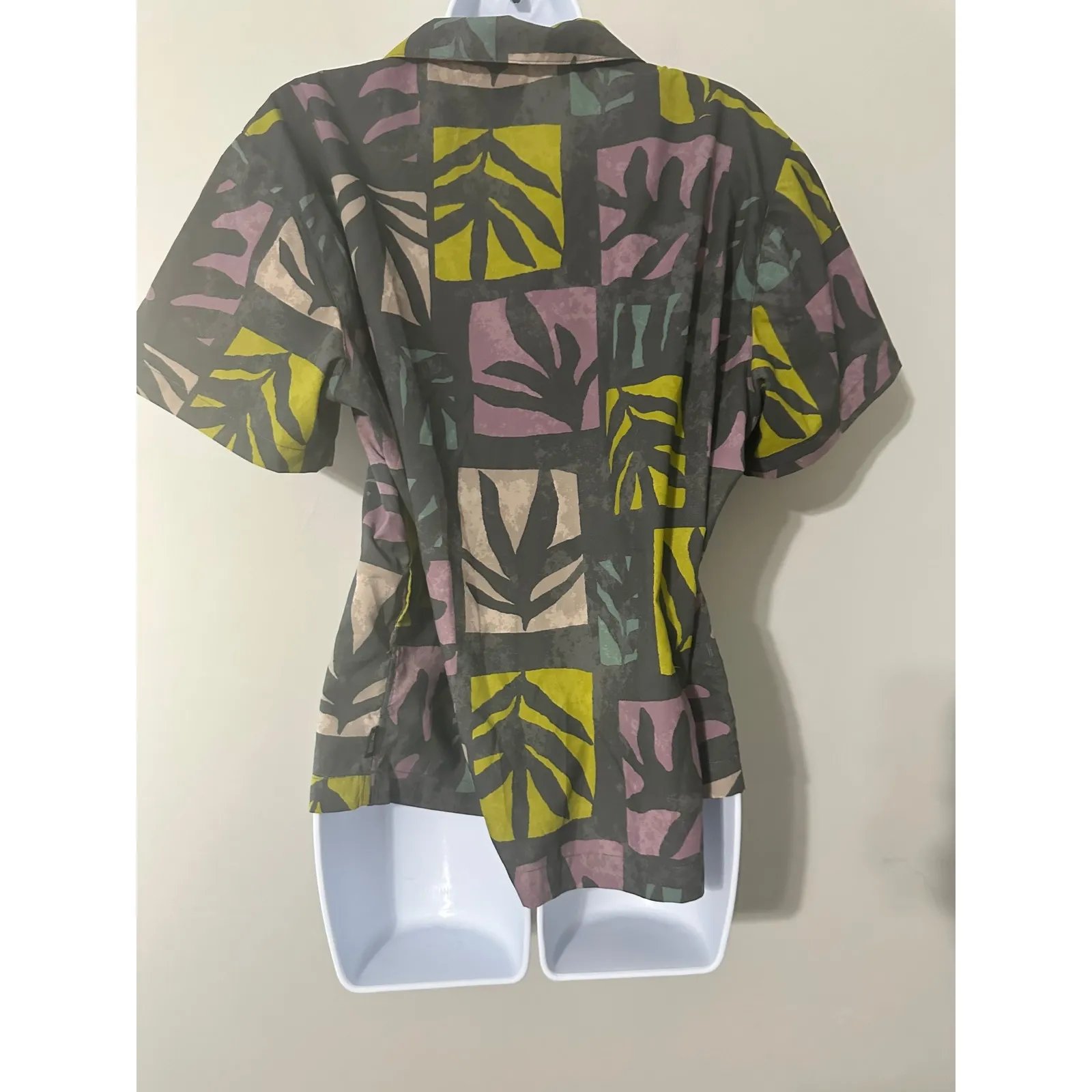 Mountain Hardwear Trail Sender Button Down Tropical Leaf Print Shirt EUC Size L - Image 9