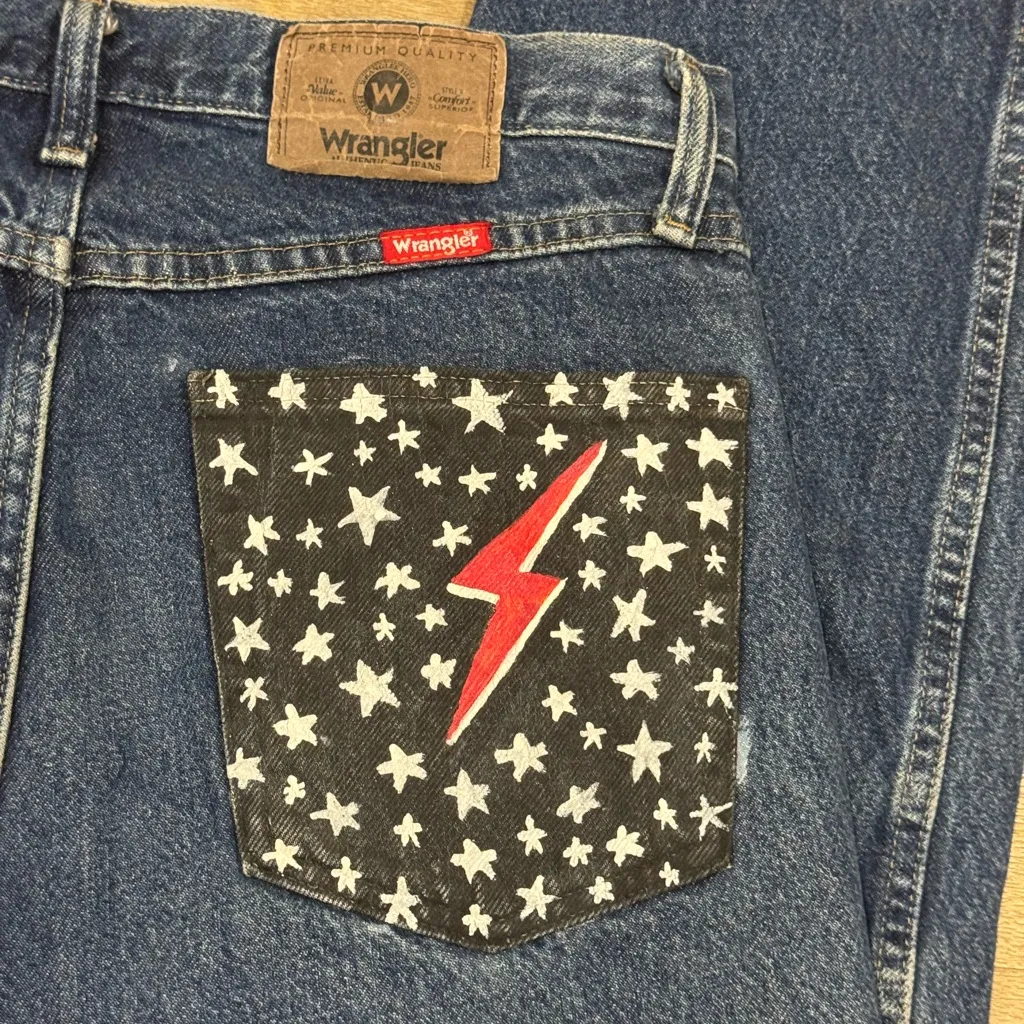 Wrangler Custom Kiss Painted Pocket Jeans Size 33 (12 womens) - Image 5