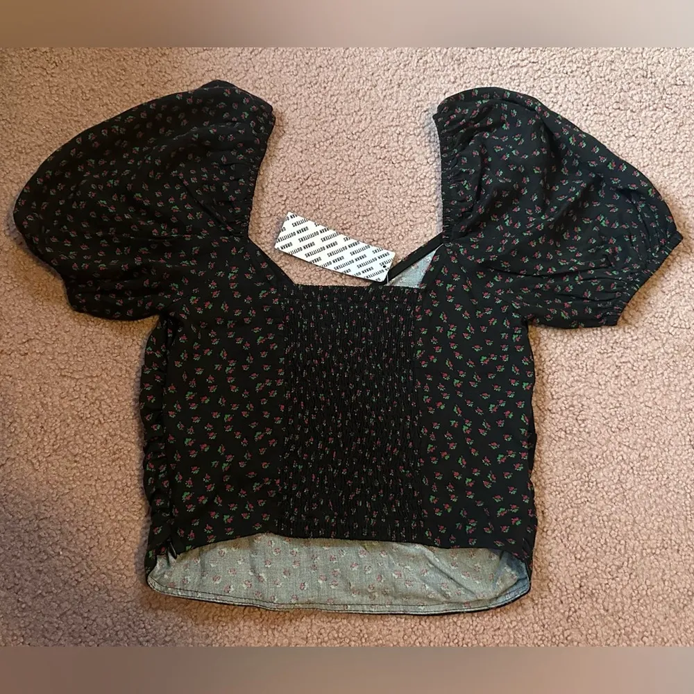 NWT urban outfitters Beth crop top floral print Side zip puff sleeves Small - Image 2