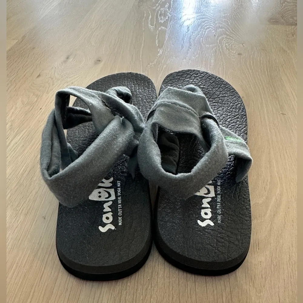 Sanuk yoga mat sling sandals gray size 7 - Image 4