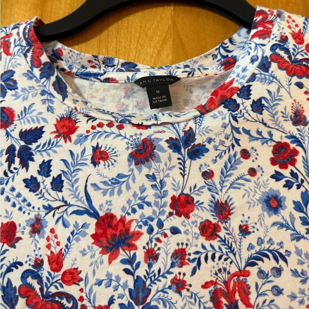Ann Taylor Blue Red Floral Shirt Crew Neck Short Sleeve Cotton Top Medium - Image 2