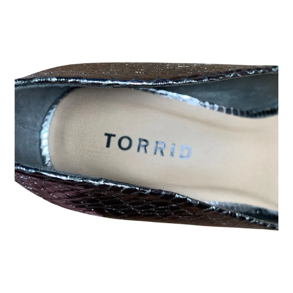 Torrid size 8.5 pewter silver pointed toe pumps silver heels snakeskin texture - Image 4