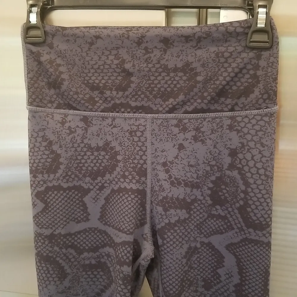💕ALL FENIX💕 Snakeskin 7/8 Leggings Navy XS NWT - Image 5