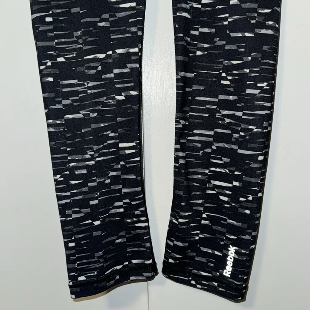 Reebok Crop Capri Leggings Black & Grey Abstract Print Women’s XS - Image 3