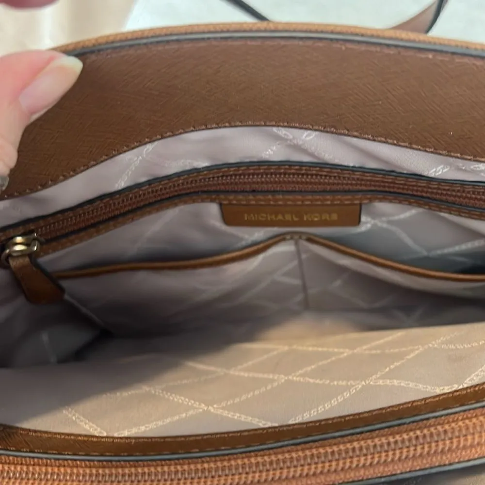 Michael Kors brown leather handbag lots of pockets roomy and adjustable handles - Image 13