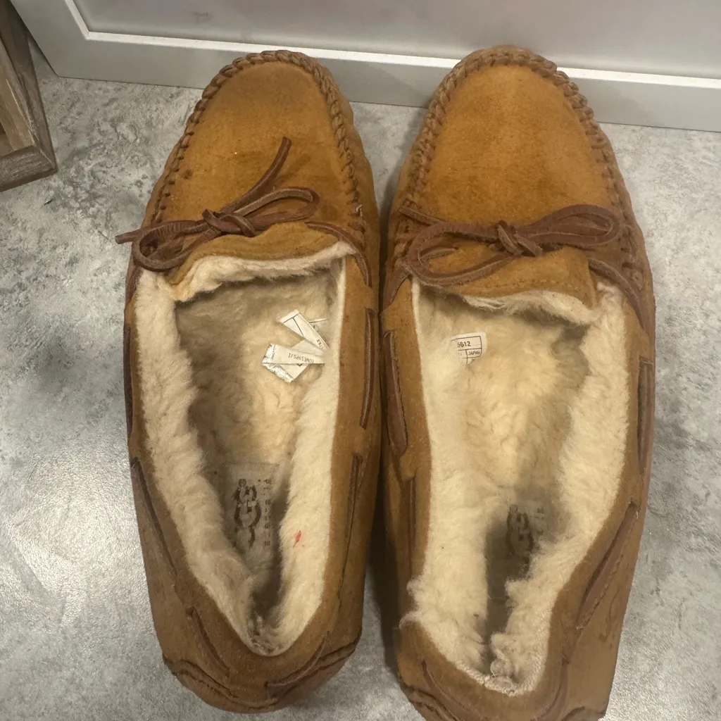 UGG Australia Women's Dakota 5612 Chestnut Sheepskin Moccasins Slippers Sz 8 - Image 5