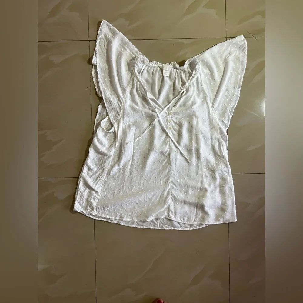 H&M | Flutter or butterfly Sleeve White Button Up Blouse | 3 buttons in from - Image 6