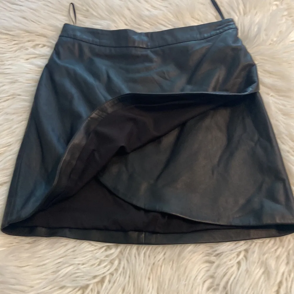 Banana Republic Genuine Lamb Skirt size 0 very soft leather length 16” waist 26” - Image 9