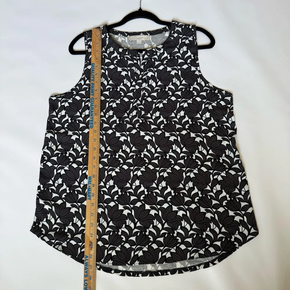 Ann Taylor LOFT Black & White Floral Flowy Sleeveless Blouse‎ size L 100% Rayon - Image 7