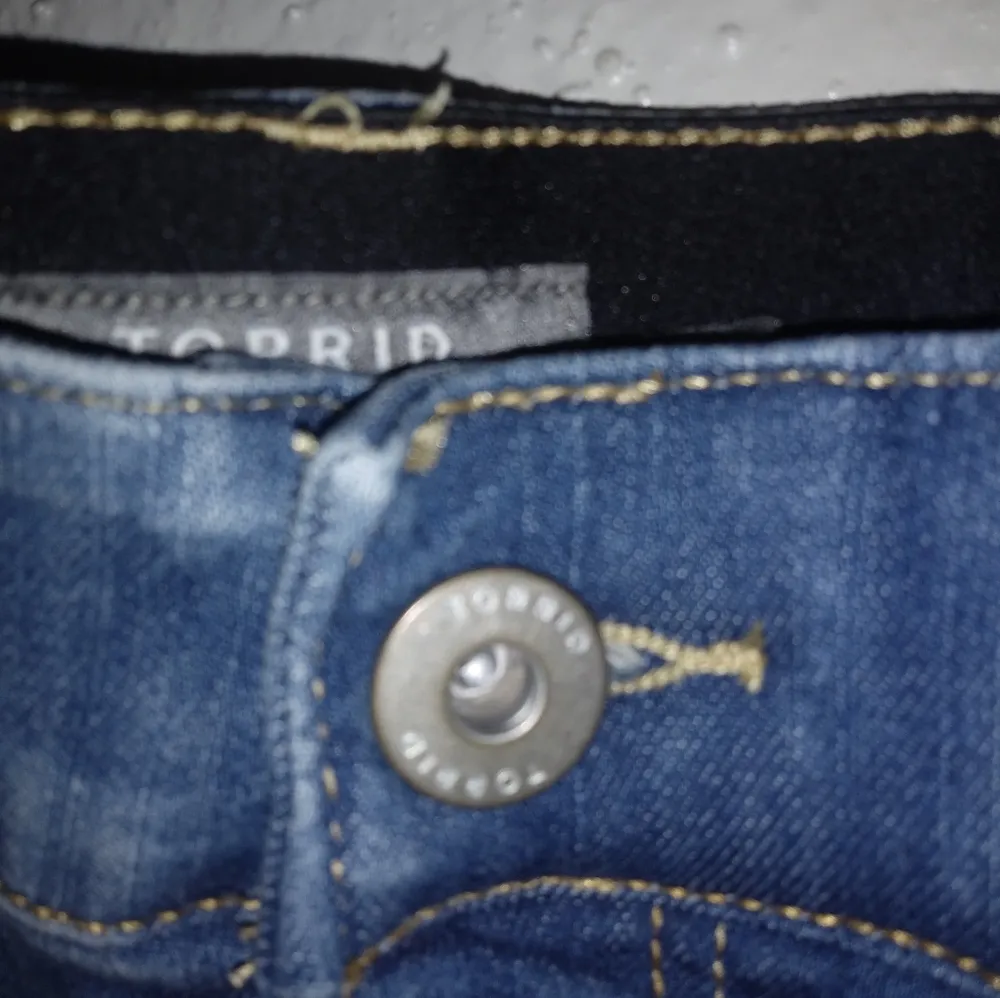 Torrid Bombshell Skinny 26T Distressed Jeans Shorys Plus - Image 10