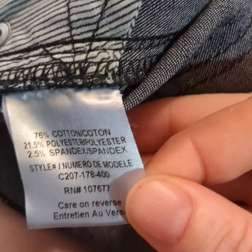 Alice + Olivia silver metallic coated jeans size 6 - Image 6