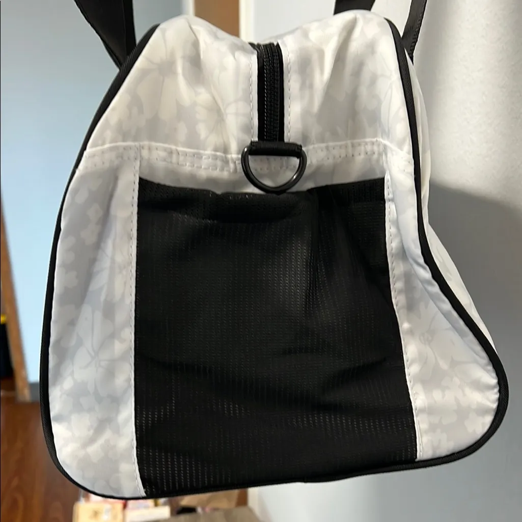 Vooray | White Gym Bag w/Crossbody Strap 🏋 - Image 4