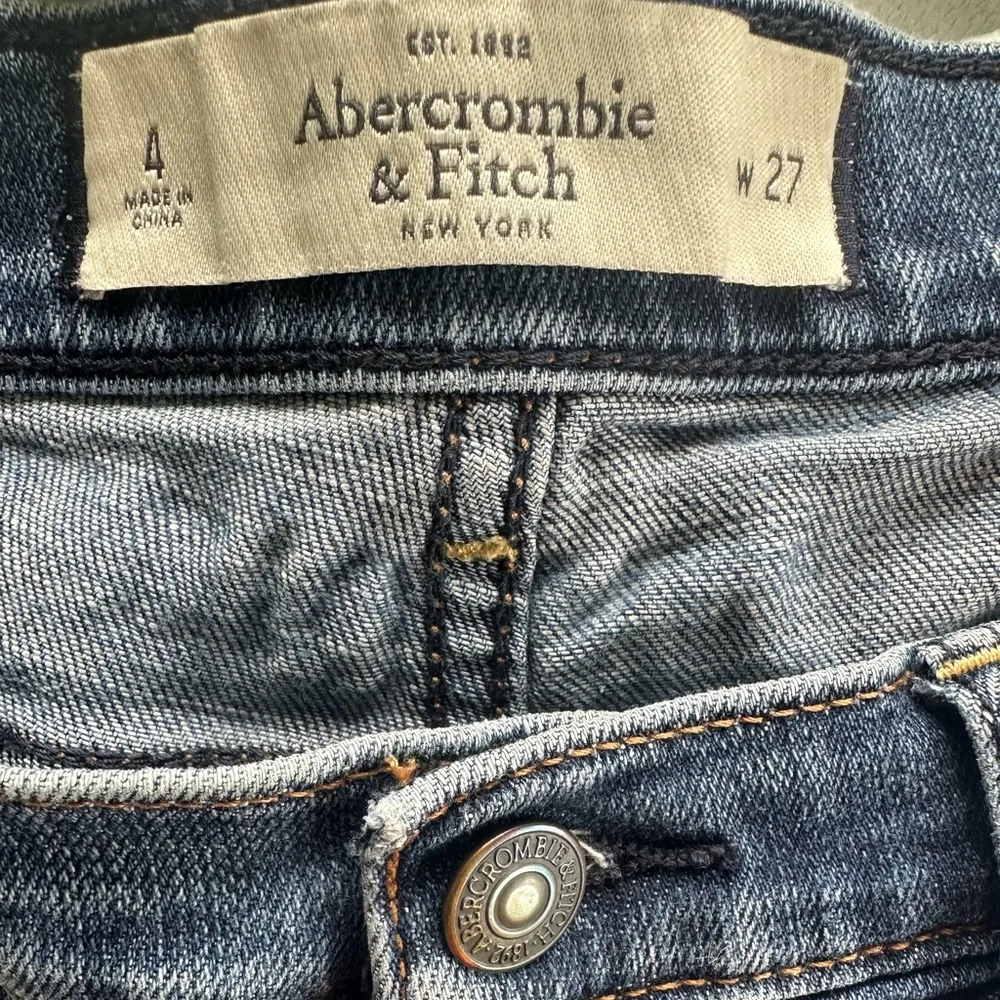 Abercrombie & Fitch Women's 5 Pocket Cuff Raw Hem Medium Wash Denim Shorts 4 27 - Image 4