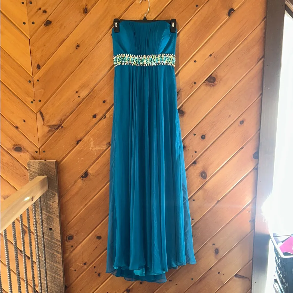 La Femme embellished evening gown/prom dress in teal blue - Image 2