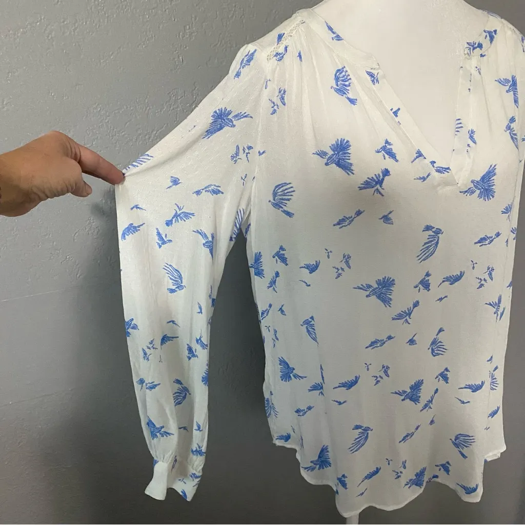Hinge white long sleeve split V neck blouse blue bird print boho cottage Large - Image 3