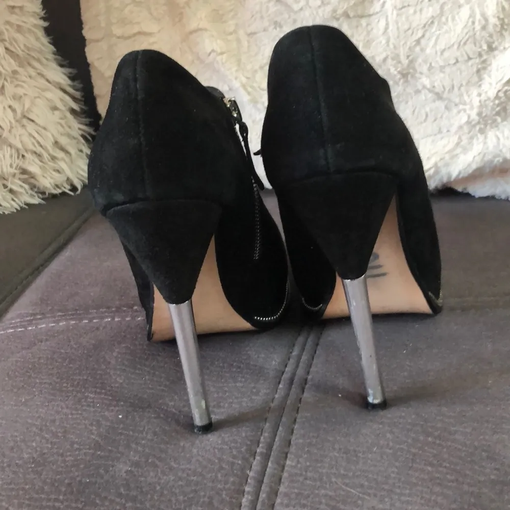 ZARA WOMAN “Fall Winter 12” Black Faux Suede Pumps - Image 4