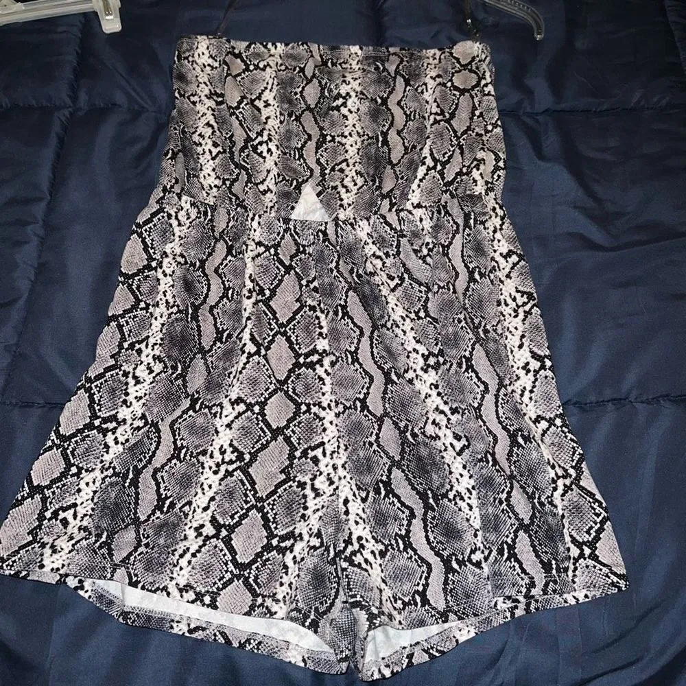Hearts & hips Snakeskin tube top romper jumpsuit with cut out size L - Image 2