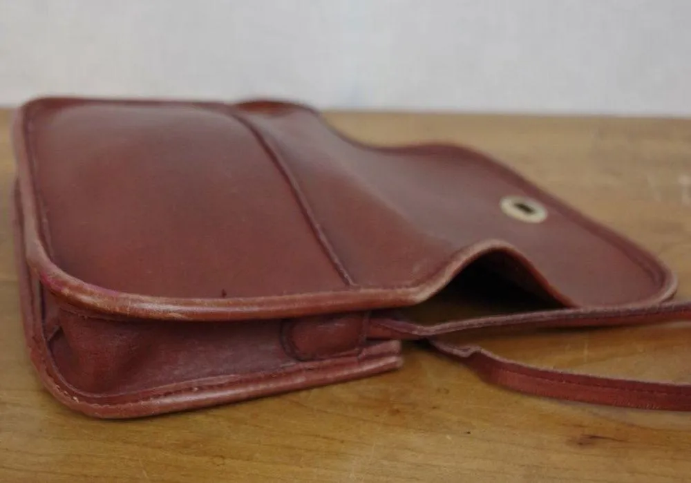 Small Leather Vintage Turnlock Coachesque Purse Brown - Image 6