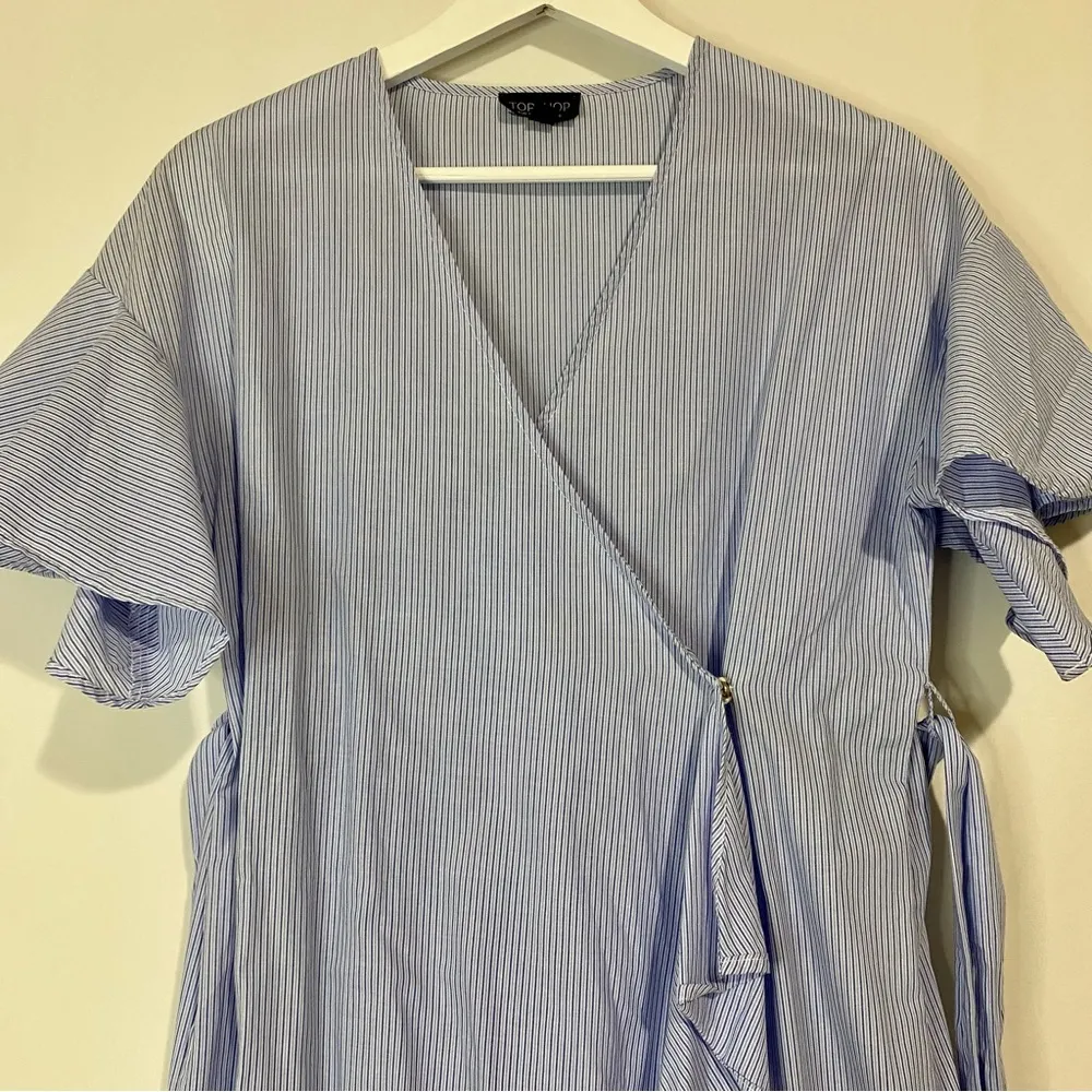 Topshop Women’s Short Sleeve Wrap Shirt Mini Ruffle Dress Blue Stripe Sz 2 EUC - Image 2