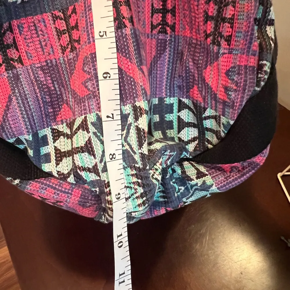 Colorful Geometric Patterned Duffel Bag Pink - Image 4