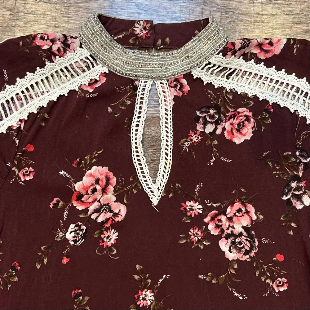 Buckle BKE Boutique Floral Bell Sleeve Blouse with Rhinestone and Lace Details - Image 3