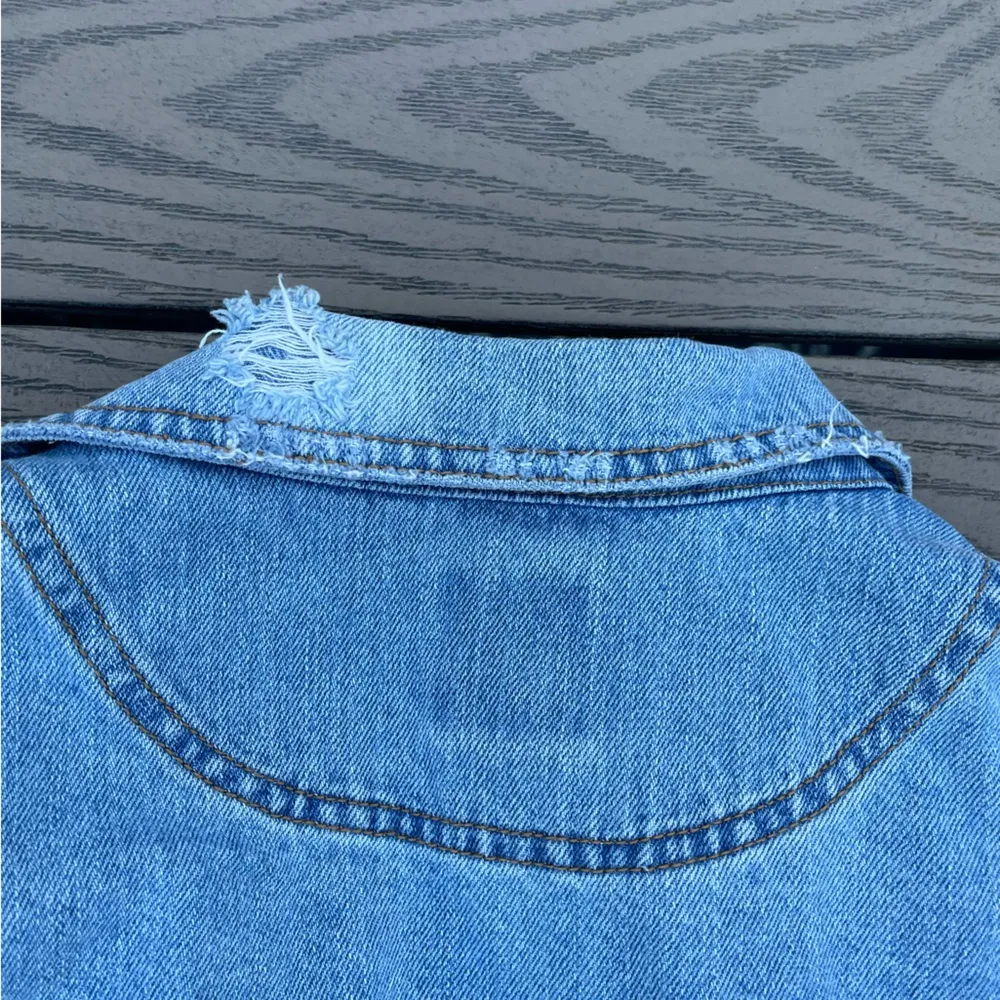 Wild Fable Size XS Distressed Jean Jacket Light Wash Ripped 100% cotton Denim - Image 3