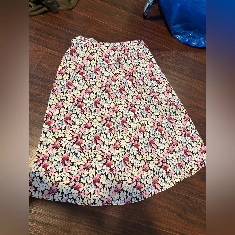 LOFT floral midi wrap skirt size 4 - Image 9