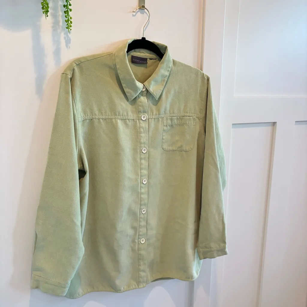 Relativity Suede Feel Pastel Green Cottage Core Women's Button Down Size Large - Image 2