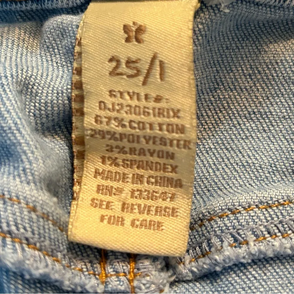 Altar’d State Distressed Light Wash Denim Jeans size 25/1. - Image 10