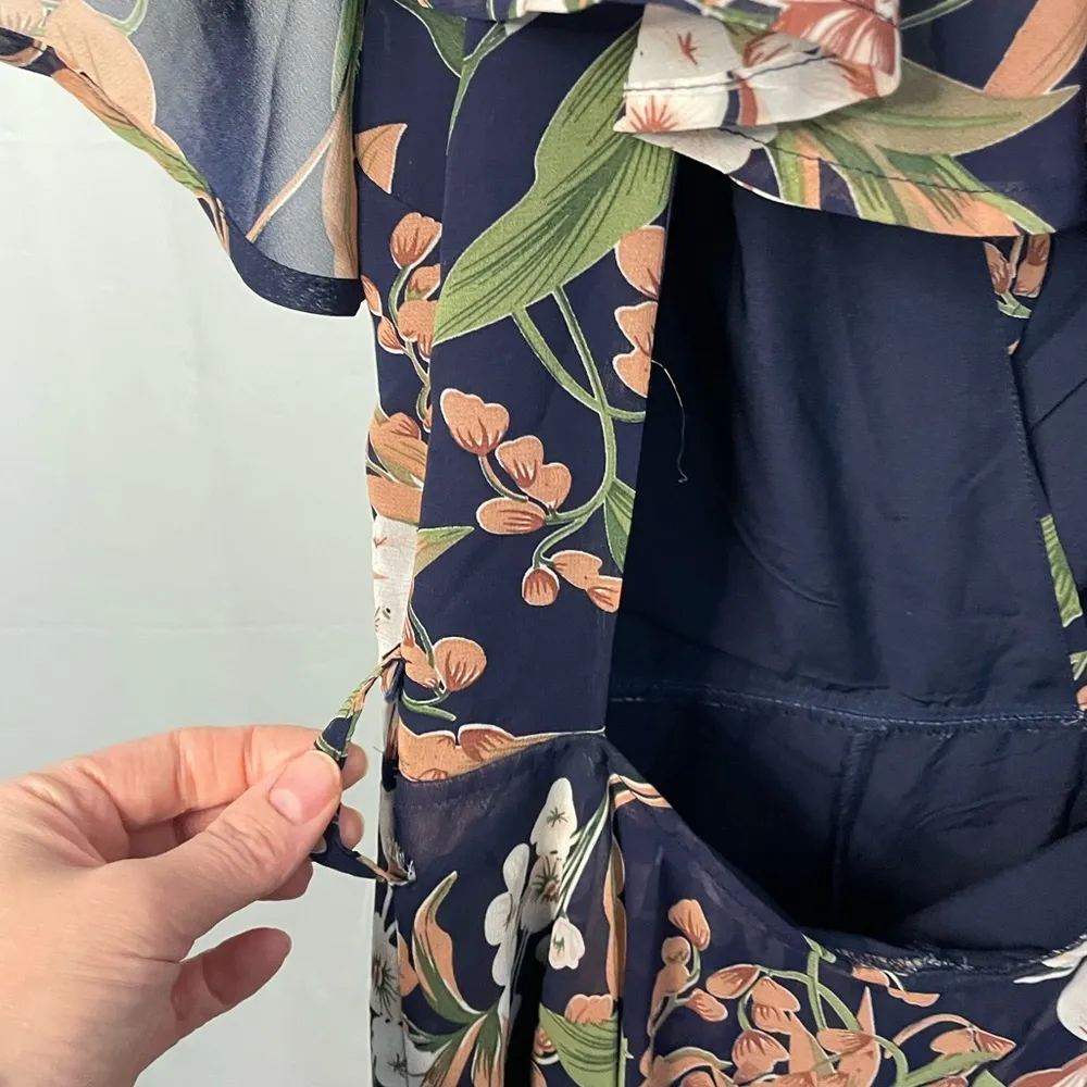 Selfie Leslie Blue floral Romper size‎ medium - Image 11