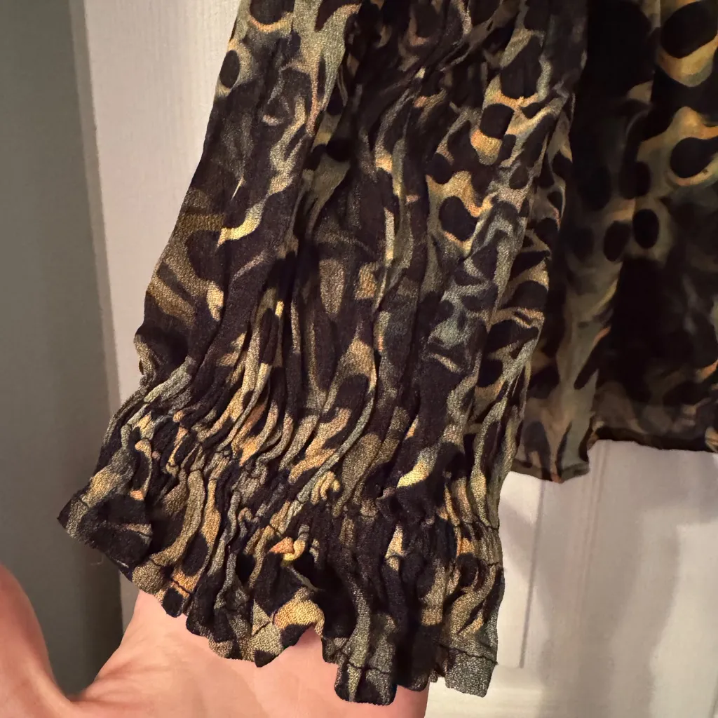 Chic Leopard Print Blouse with Braid and Ribbon Detail Black Size M - Image 4