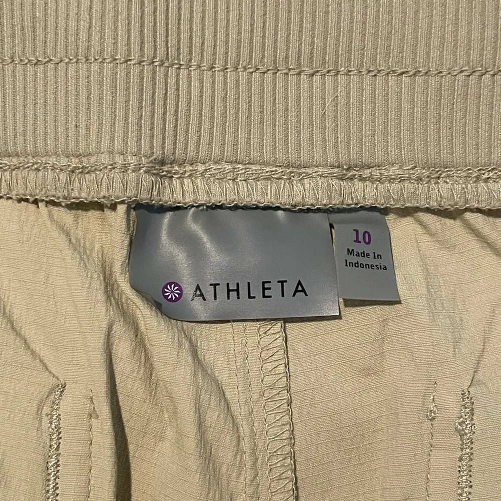 Athleta Shorts Womens  Trekkie Beige Cuffed Nylon Ripstop Hiking shorts - sz 10 - Image 4