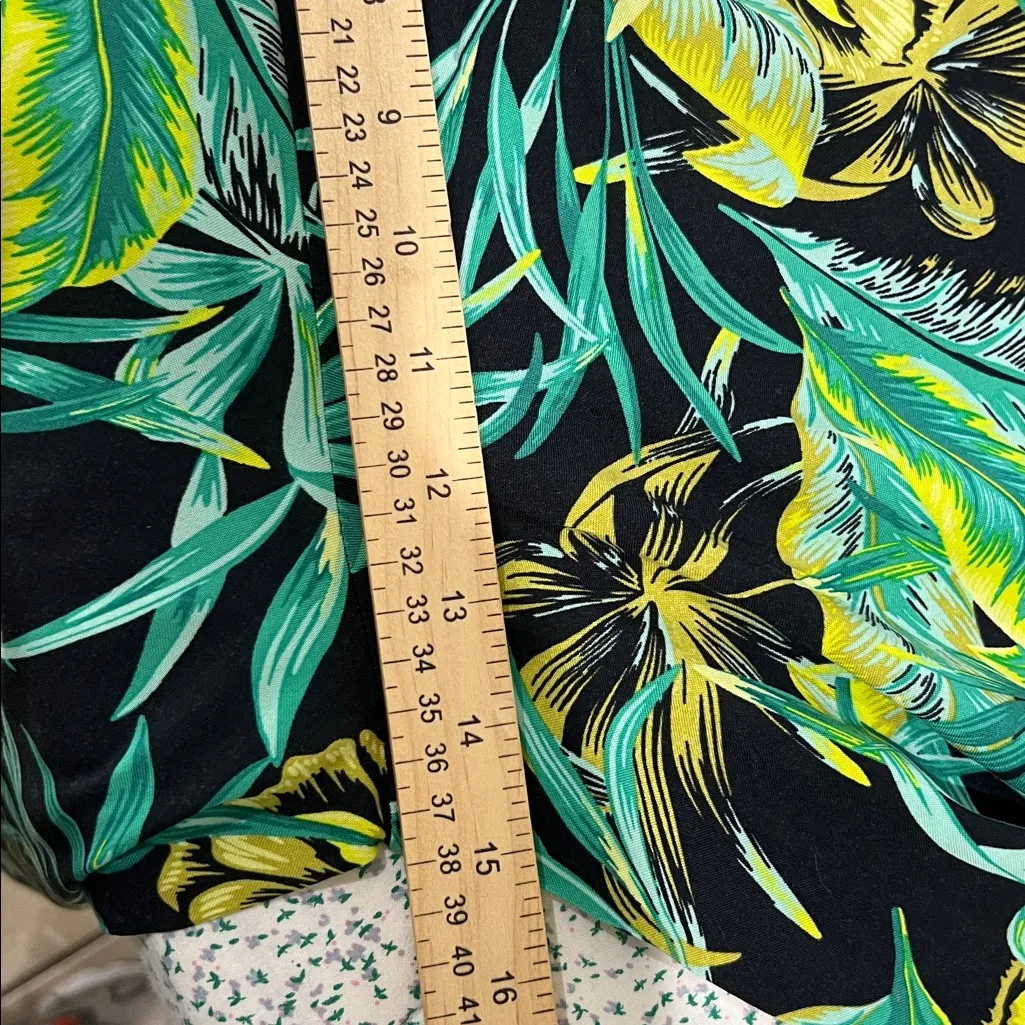 Bar III's cabana-printed crop top. Pair it with the matching pant size small - Image 10