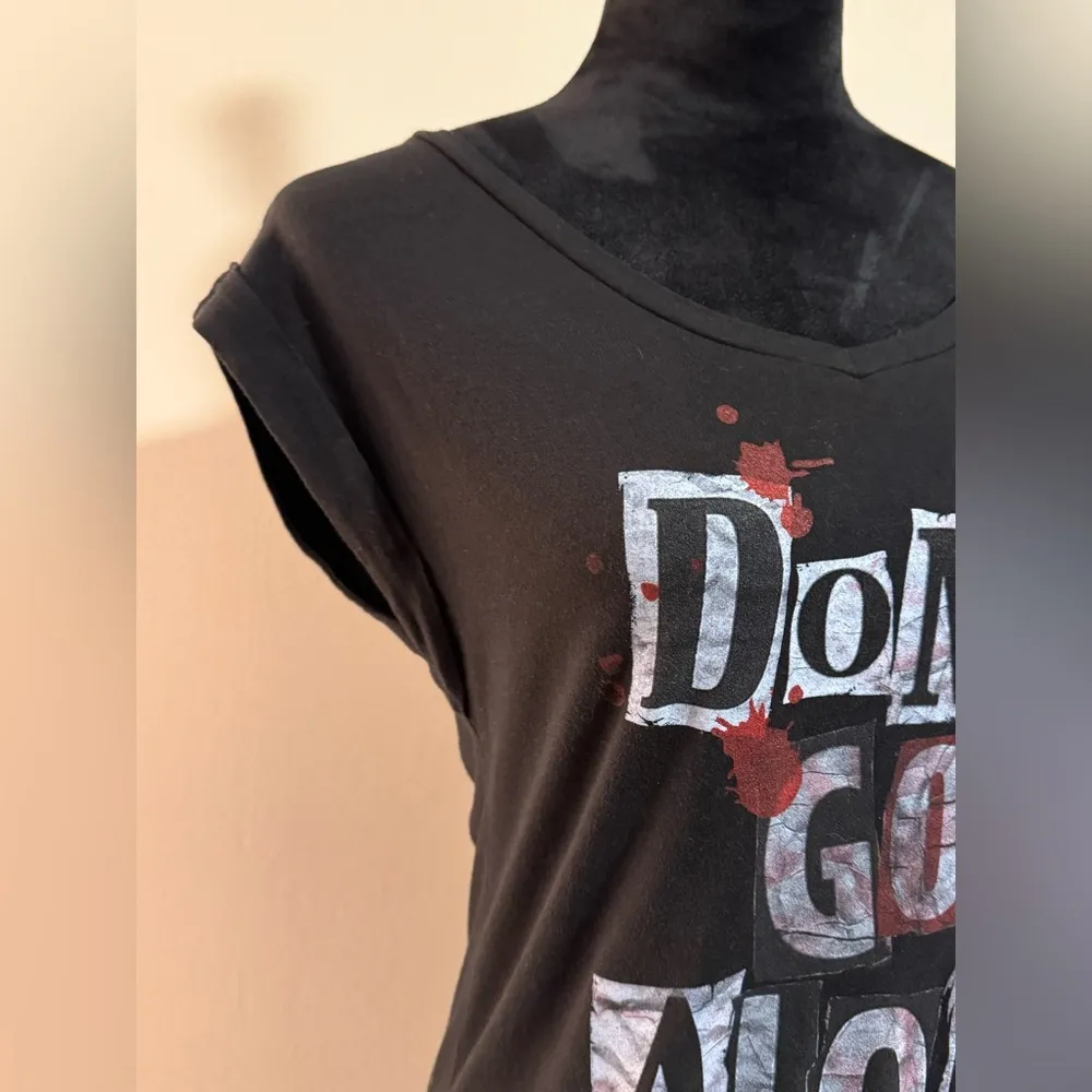 EUC Universal Studios Black & White Don’t Go Alone Graphic Tee size small - Image 2