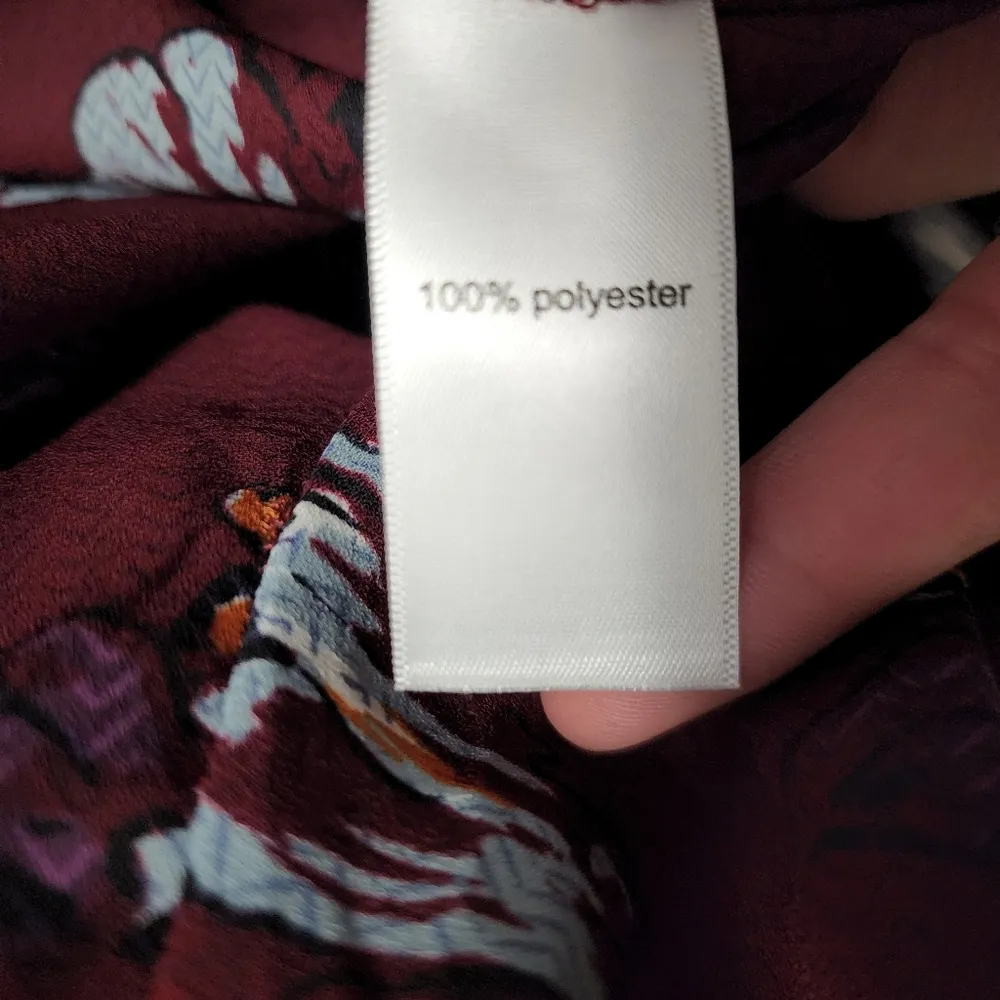 Maurices maroon floral vneck strappy back blouse size medium - Image 8